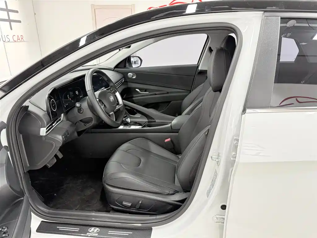 Hyundai Elantra 2023 Model 1.5L CVT LUX Premium Edition фото 7