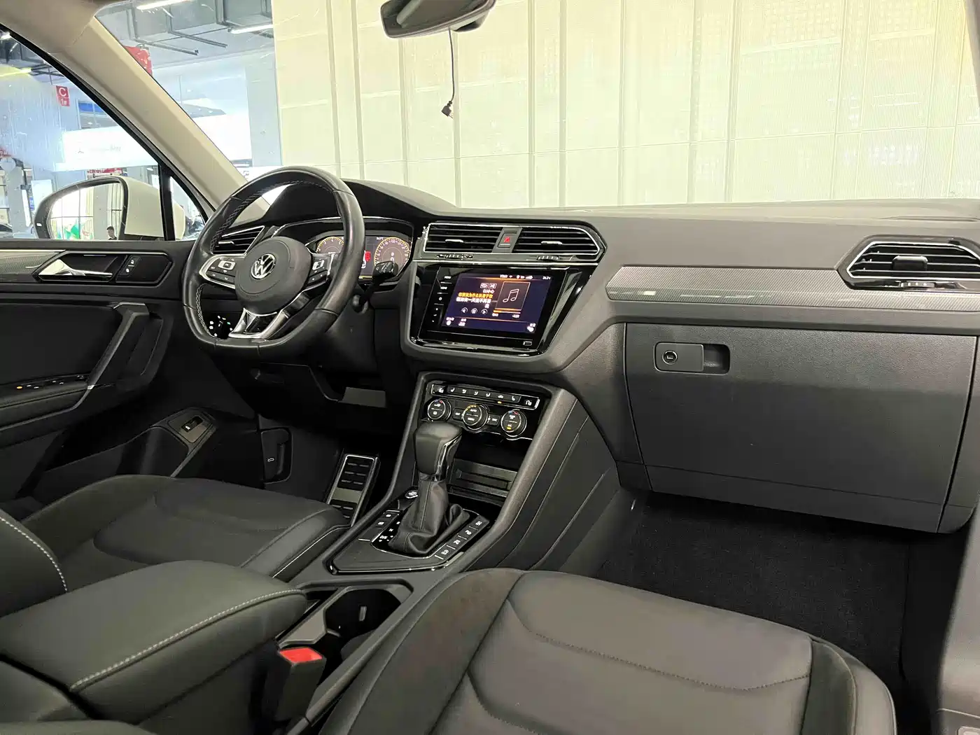 Volkswagen Tiguan L 2021 330TSI Automatic 2WD R-Line Premium фото 12