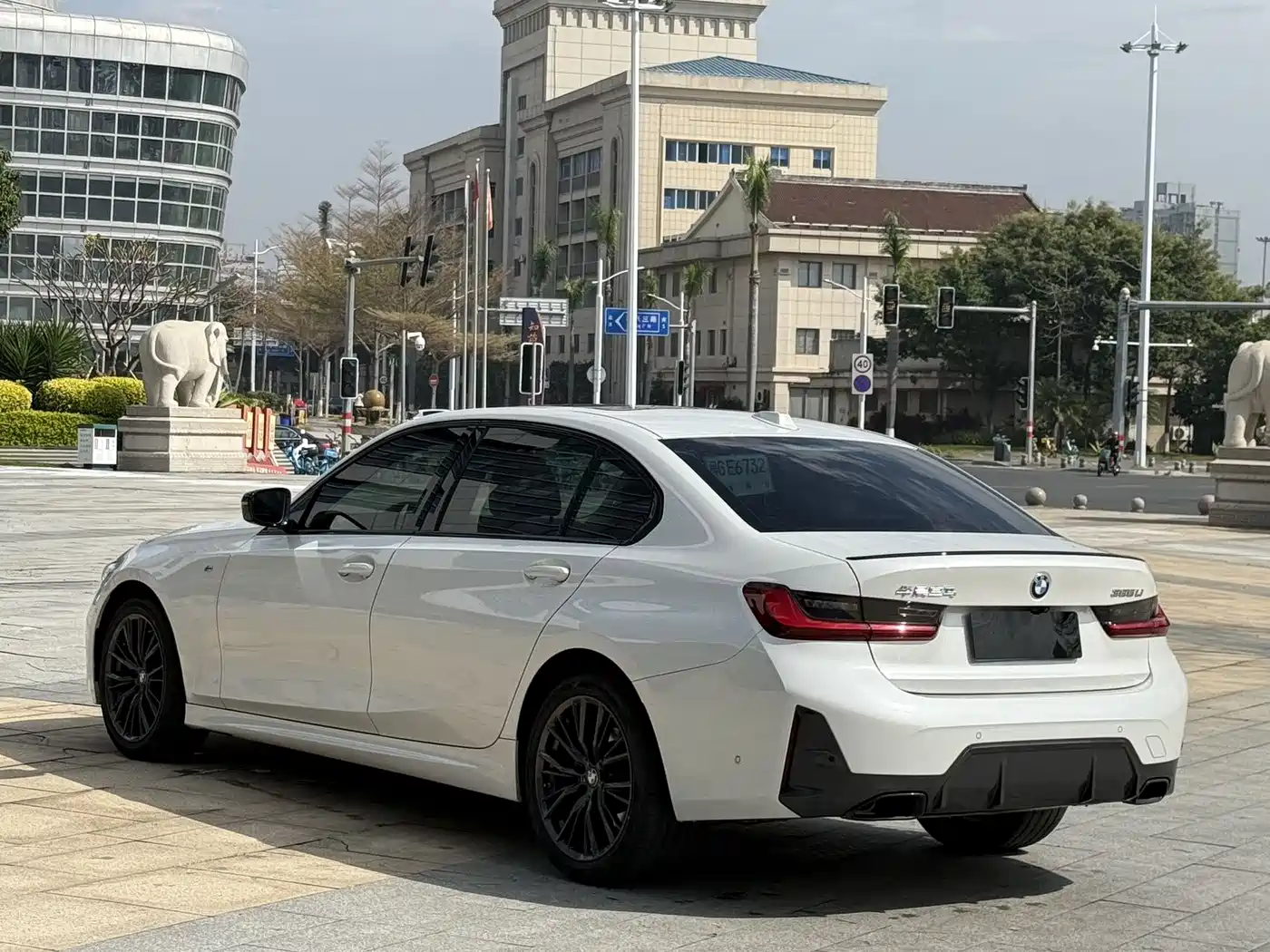 BMW 3 Series 2023 325Li M Sport Black Night Package фото 12