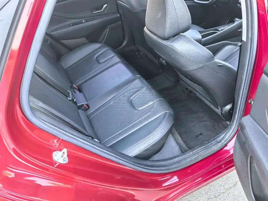 Hyundai Elantra 2021 1.5L CVT LUX Premium Edition фото 16