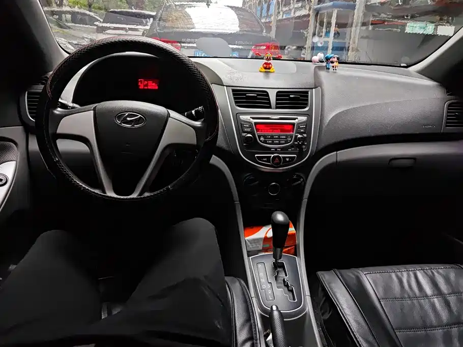 Hyundai Verna 2010 Sedan 1.4L Automatic Comfort GS фото 12