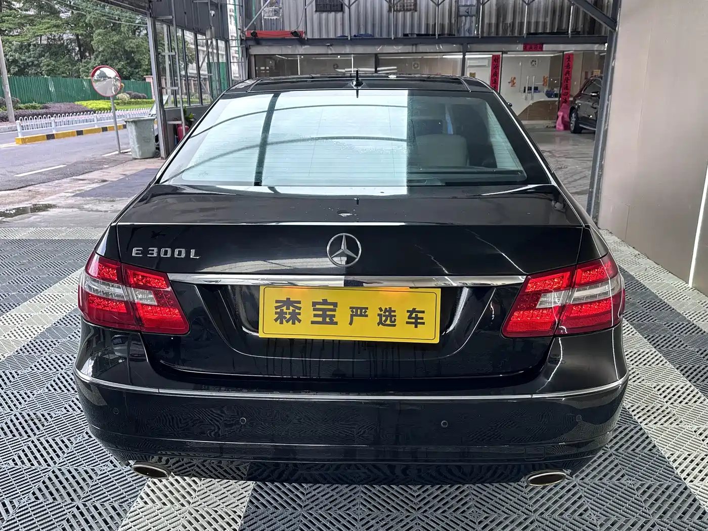 Mercedes-Benz E-Class 2010 E 300 L Fashion фото 3