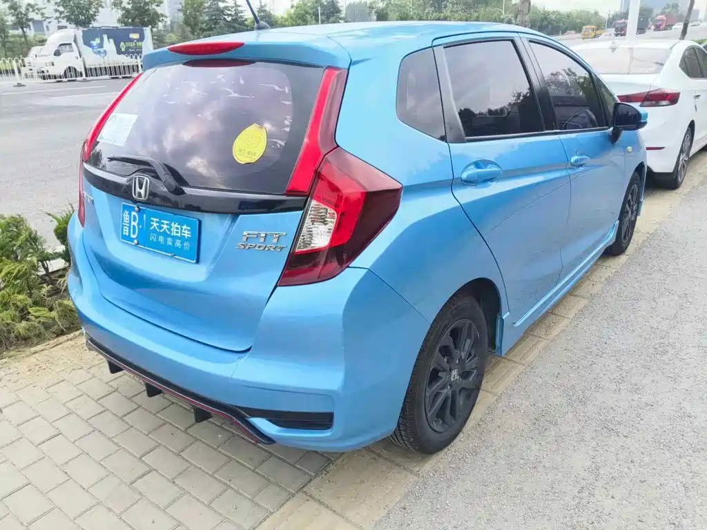 Фото 2 - Honda Fit