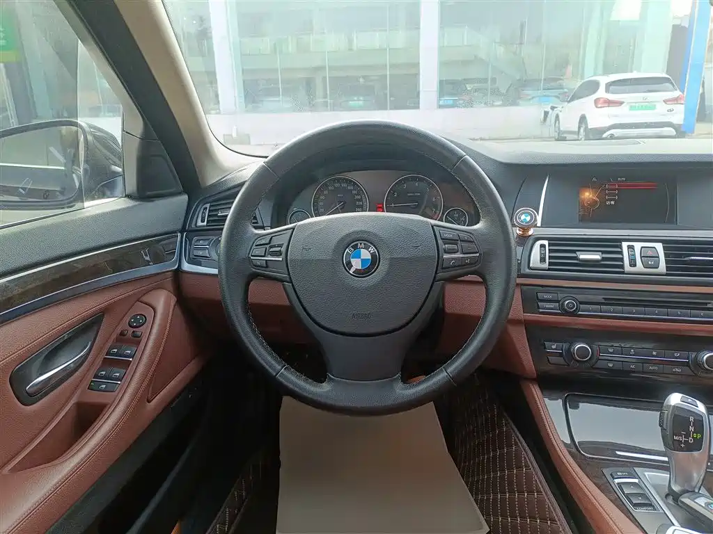 BMW 5 Series 2014 525Li Leading фото 11