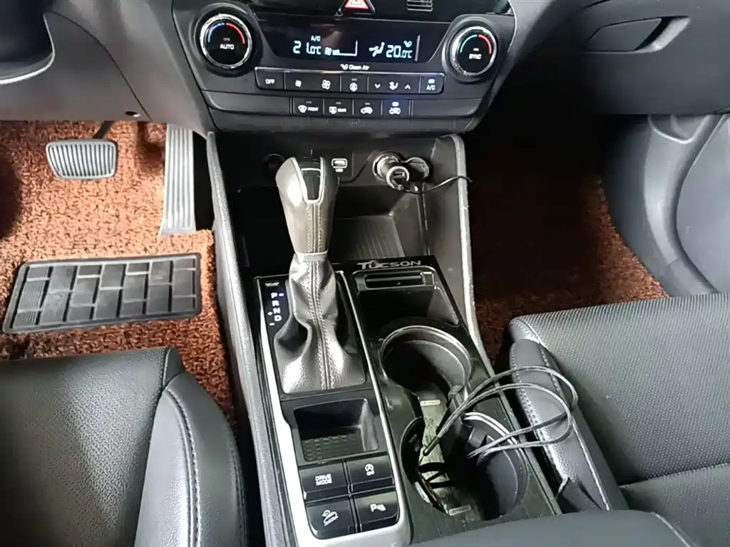Hyundai Tucson 2015 1.6T Dual Clutch 2WD Leading фото 14