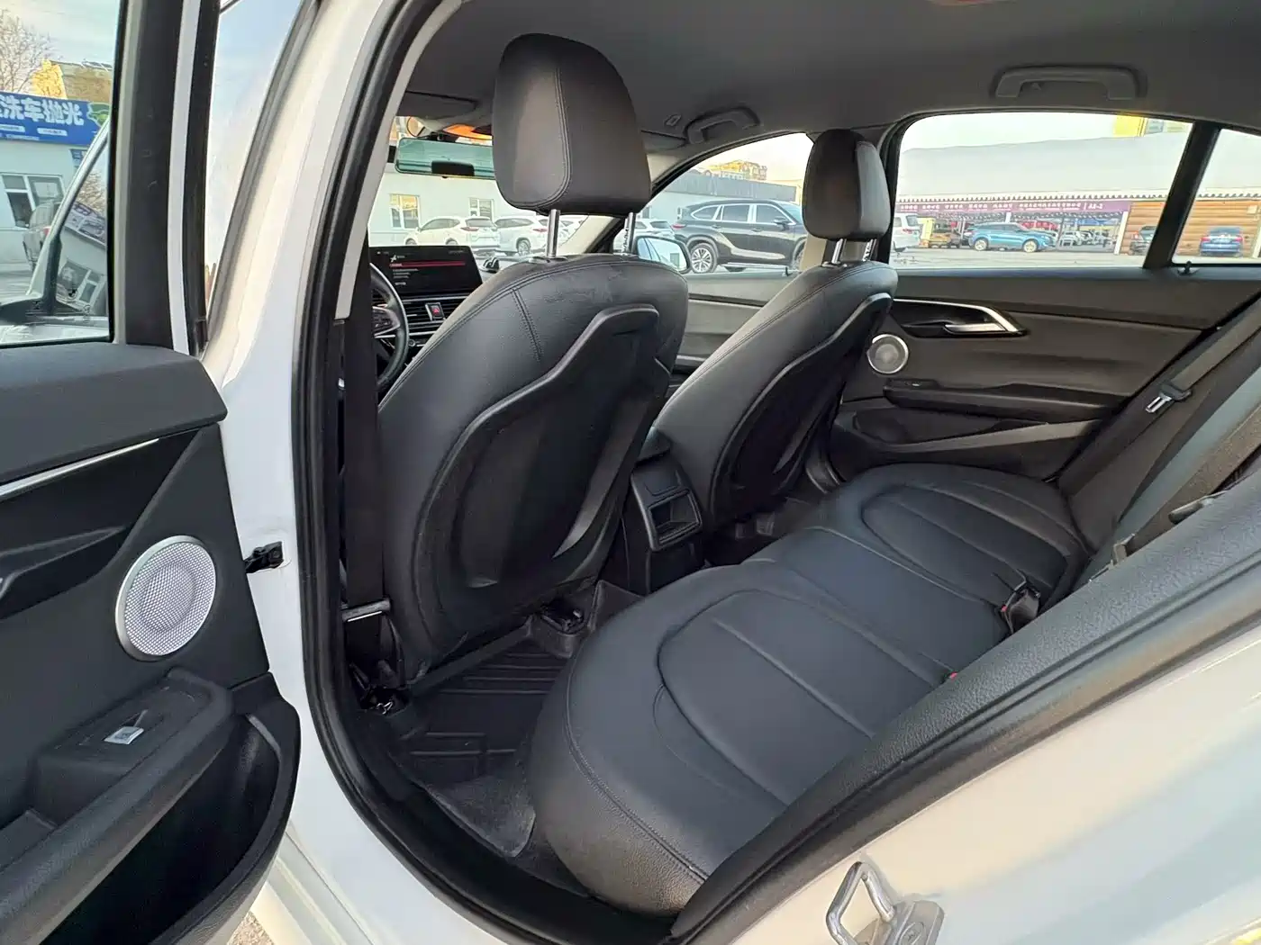 BMW 1 Series 2023 120i M Sport Shadow Edition фото 5