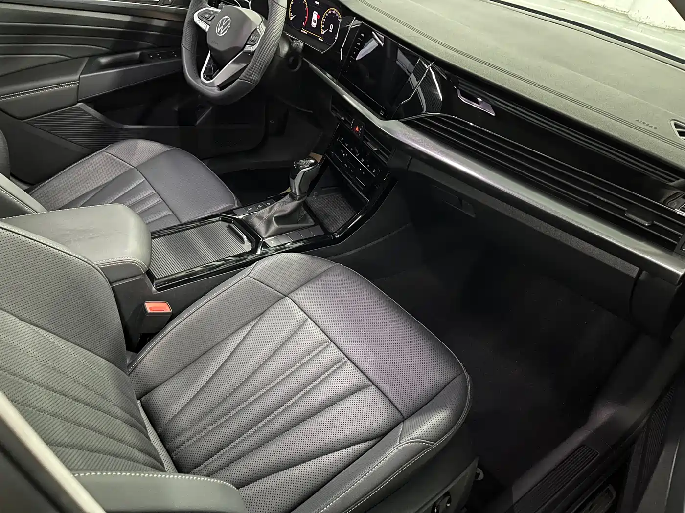 Volkswagen Passat 2025 Outstanding 380TSI Starlight Dragon Soaring Edition фото 12