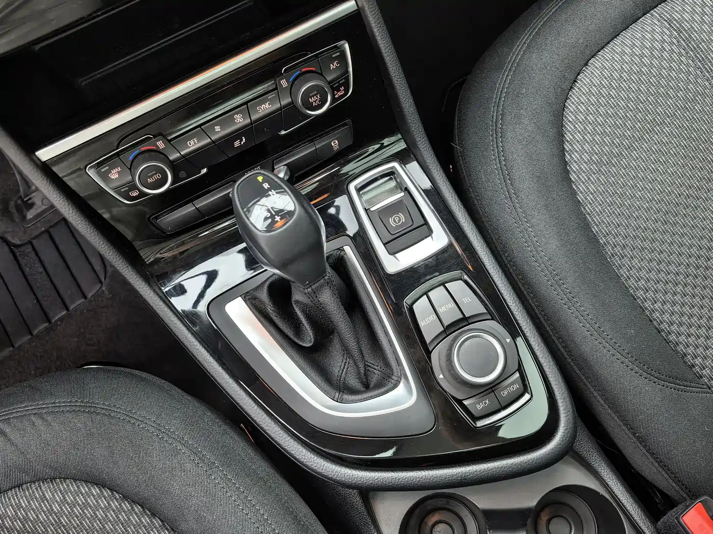 BMW 2 Series Touring 2016 218i Leading фото 13