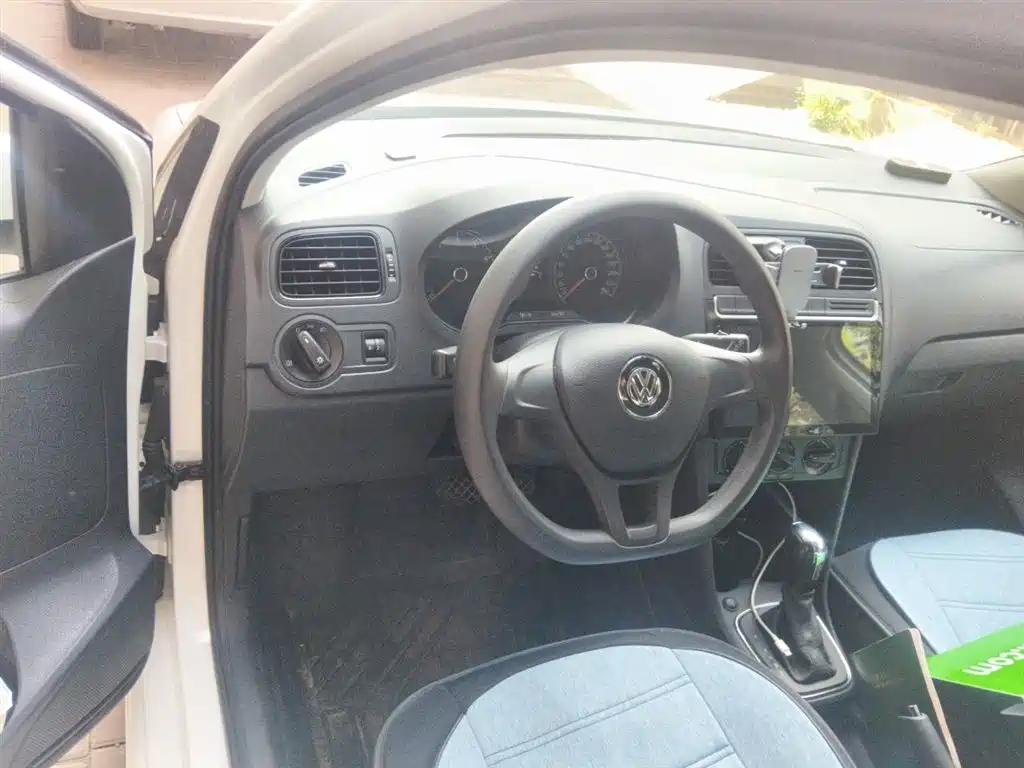 Volkswagen Polo 2016 1.4L Automatic Trend фото 3