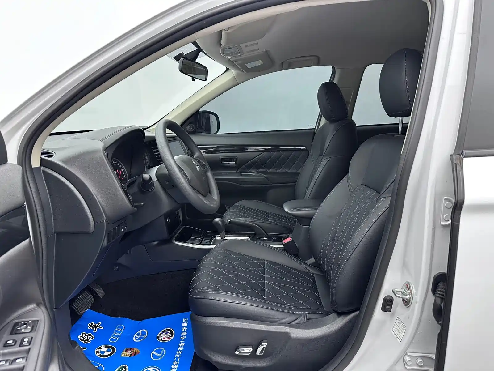 Photo 10 - Mitsubishi Outlander