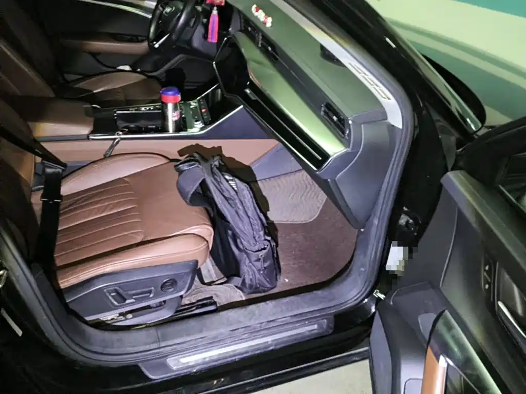 Фото 13 - Audi A6L