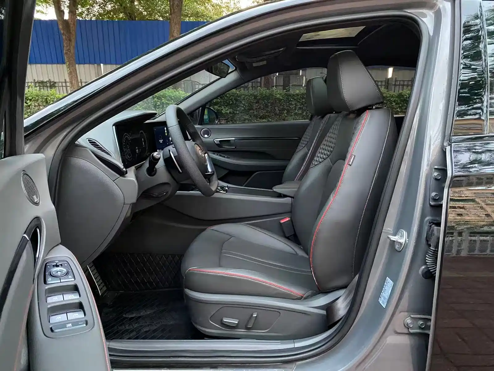 Photo 8 - Hyundai Sonata