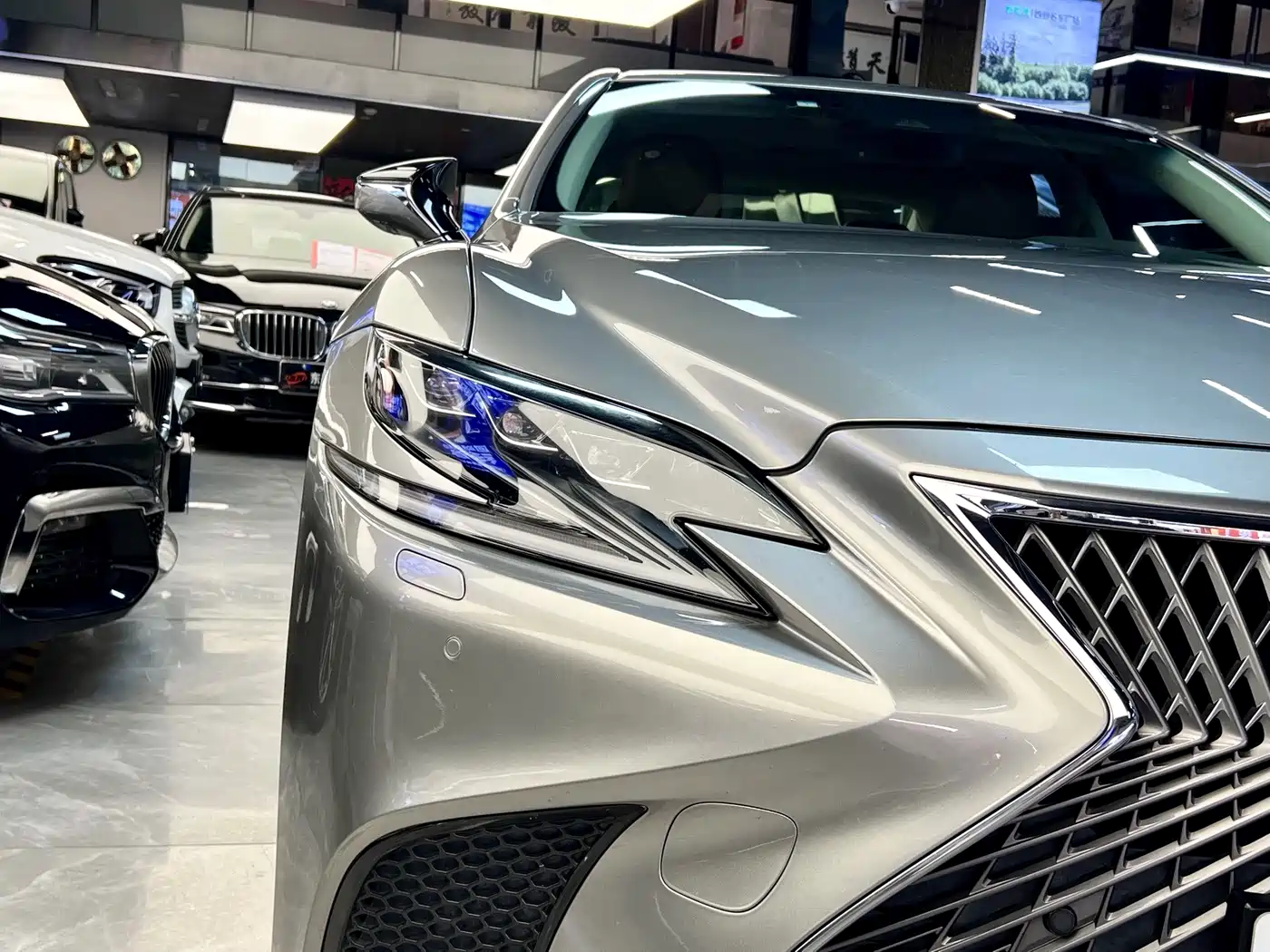 Photo 5 - Lexus LS