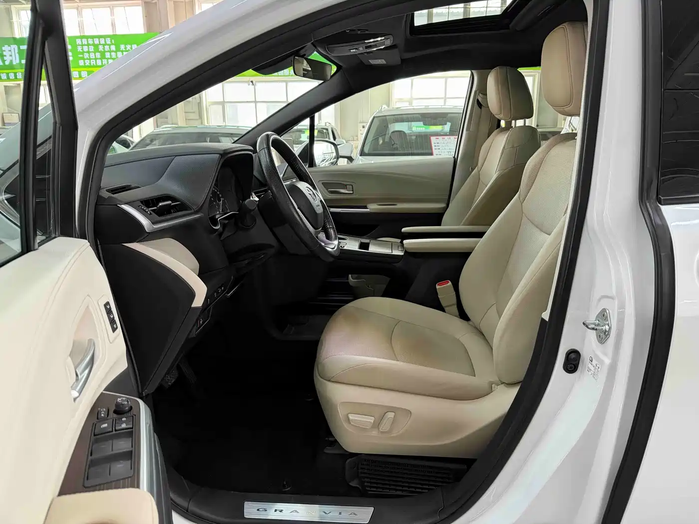 Toyota Granvia 2023 2.5L Hybrid Prestige PLUS Edition фото 8