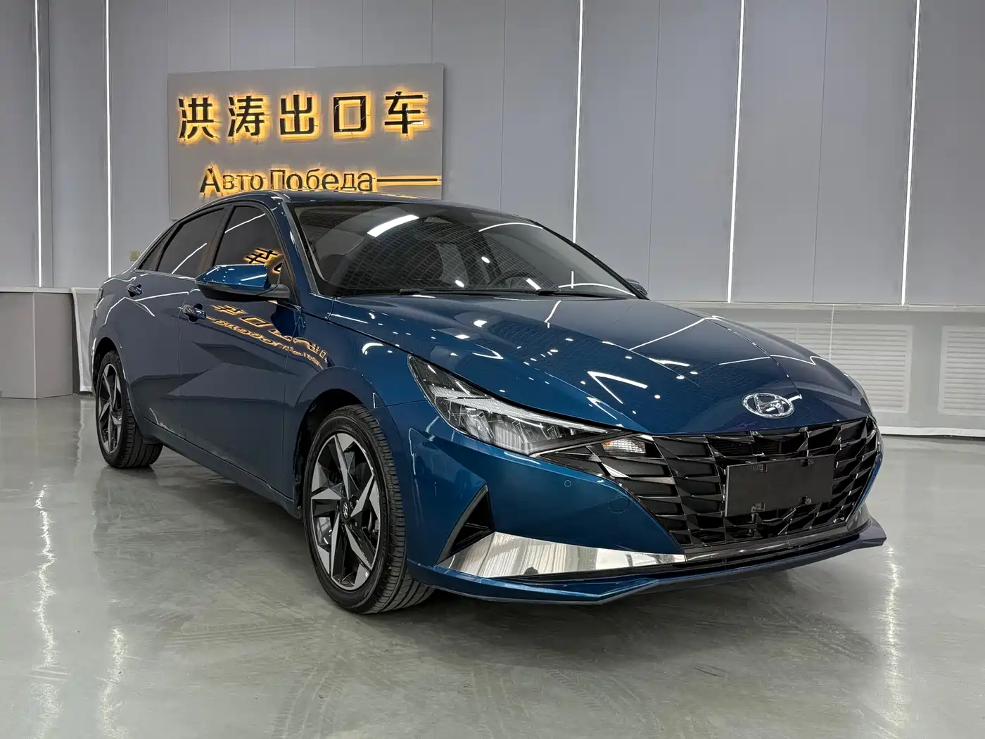 Hyundai Elantra 2022 1.5L CVT LUX Premium Edition фото 2