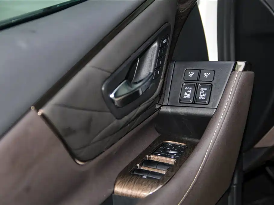Toyota Vellfire 2024 Crown Hybrid 2.5L Executive Premium Edition фото 31