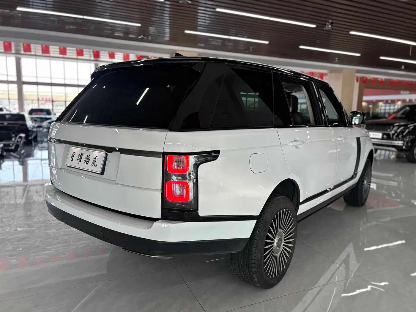 Land Rover Range Rover 2021 3.0 L6 Heritage Extended Classic Edition фото 28