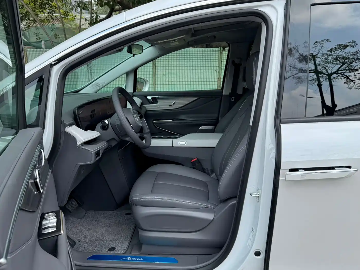 Buick GL8 New Energy 2026 Luzun Smart Luxury Avenir Edition фото 8