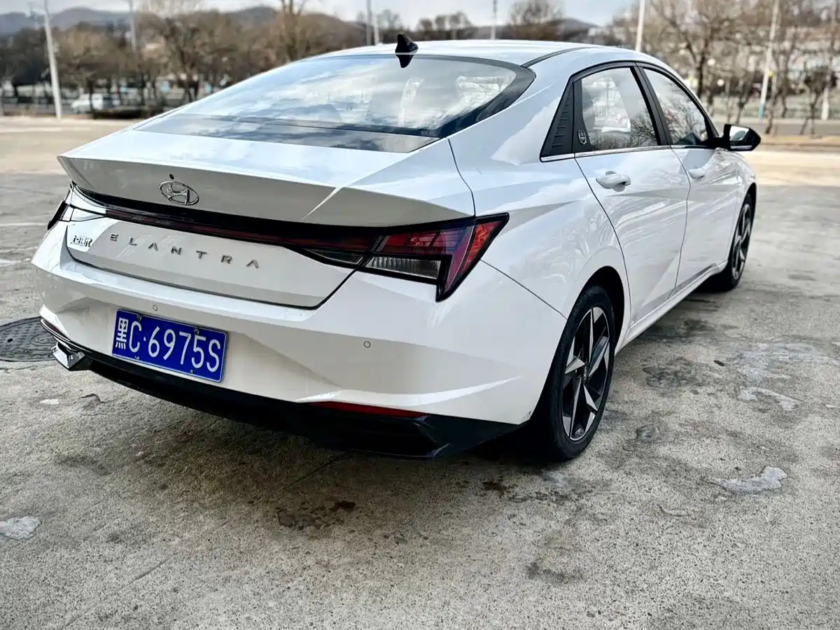 HYUNDAI ELANTRA