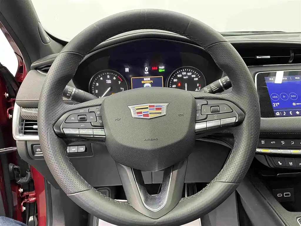 Фото 8 - Cadillac XT4
