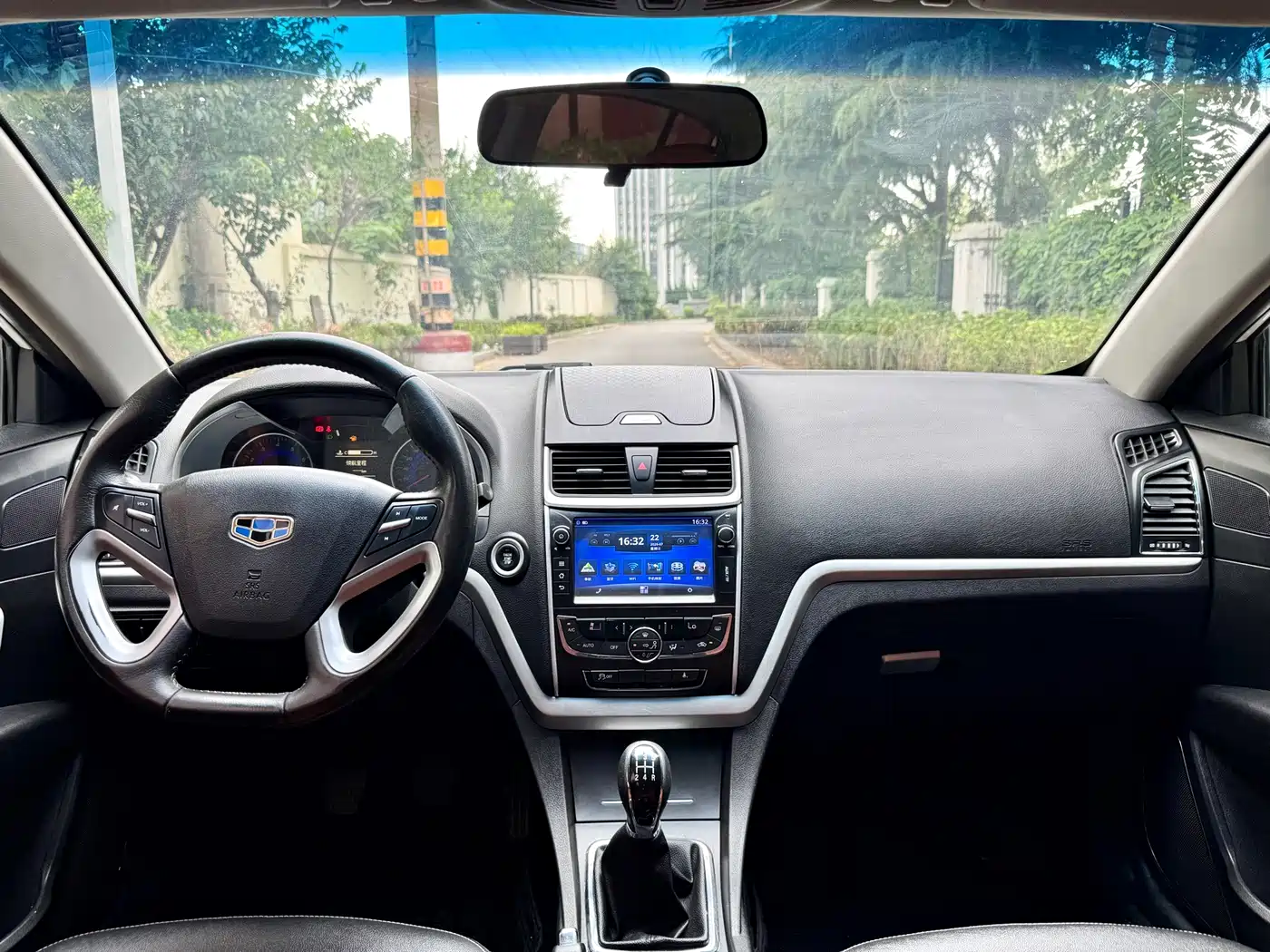 Фото 13 - Geely Emgrand