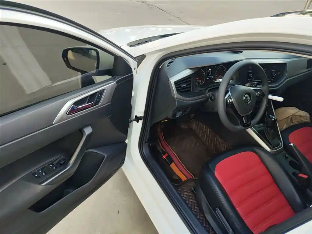 Volkswagen Polo 2019 Plus 1.5L Automatic Panorama Enjoyment Edition фото 16
