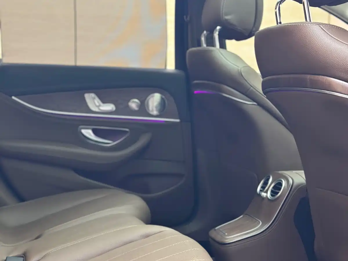 Фото 7 - Mercedes-Benz E-Class