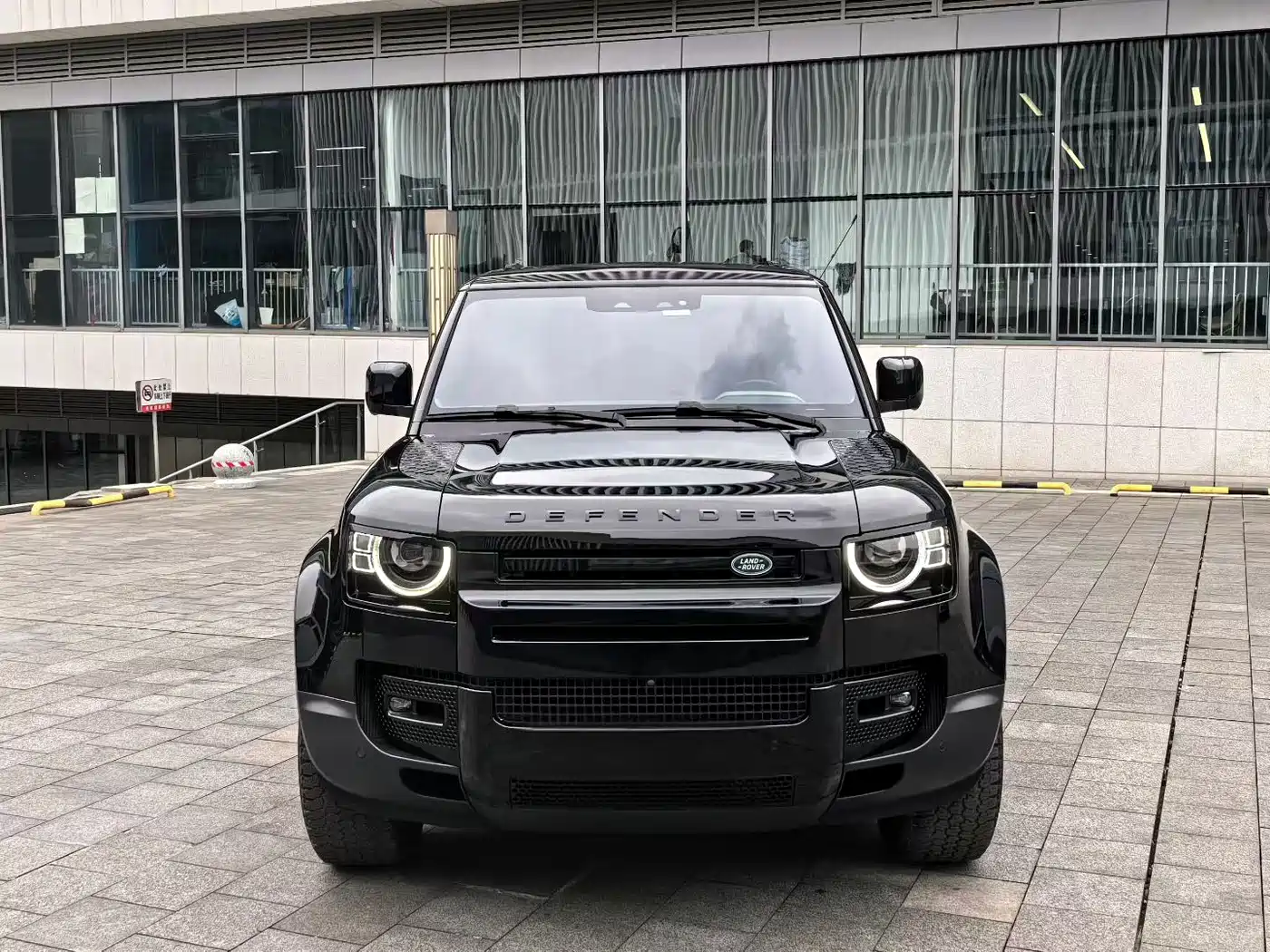 Land Rover Defender 2020 Model 110 P400 HSE фото 2