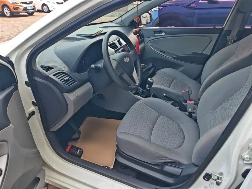 Hyundai Verna 2014 1.4L Manual Smart GLS фото 15