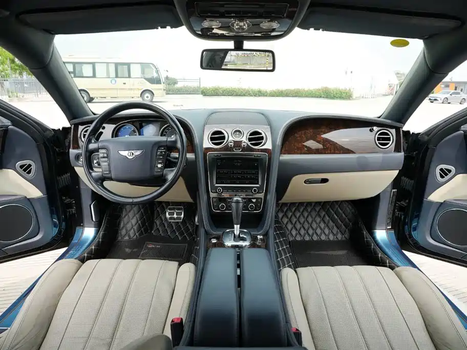 Фото 9 - Bentley Flying Spur