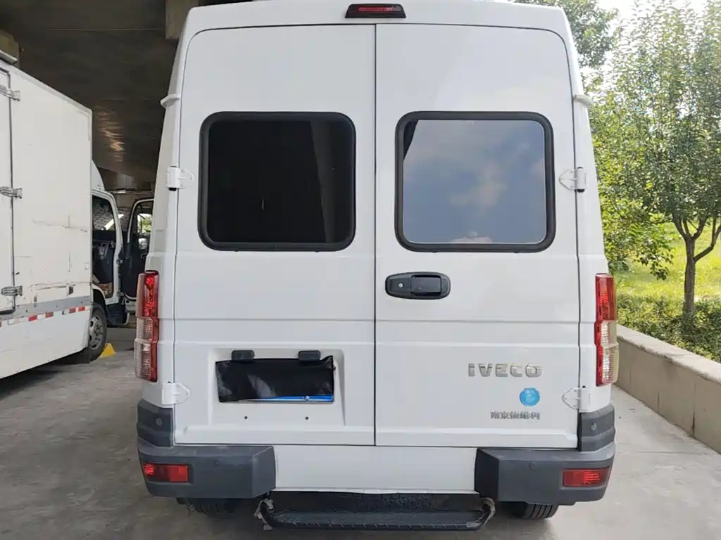 Iveco Daily 2023 2021 2.5T A35 M1 Bus 5-9 Seats Short Wheelbase Medium Roof Single Tire Manual Door