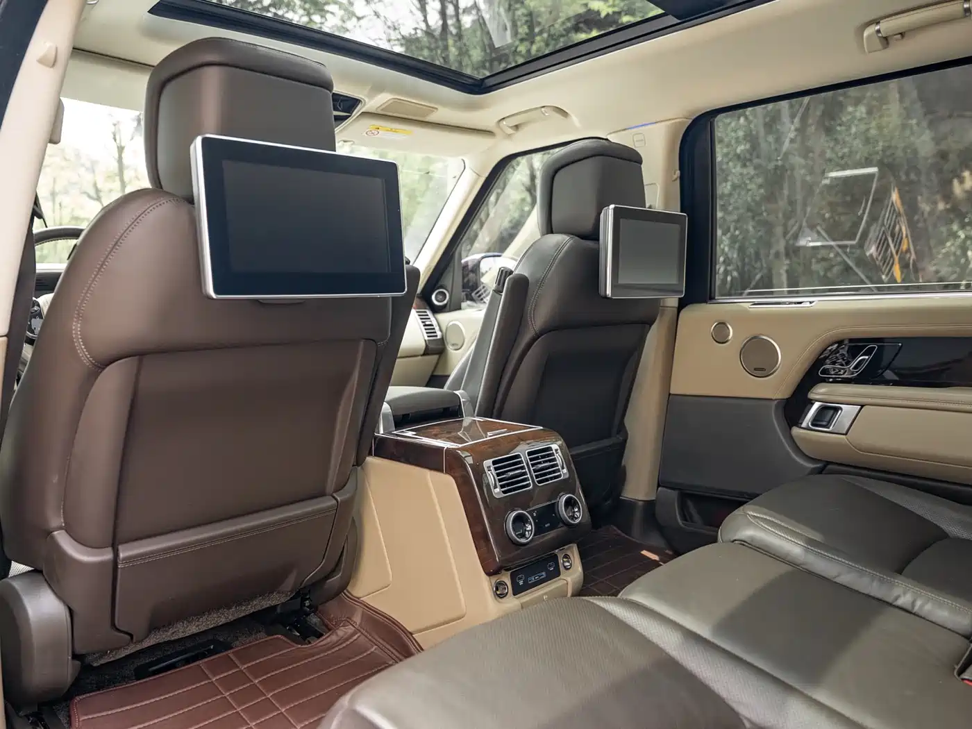 Land Rover Range Rover 2021 3.0 L6 Heritage Extended Classic Edition фото 6