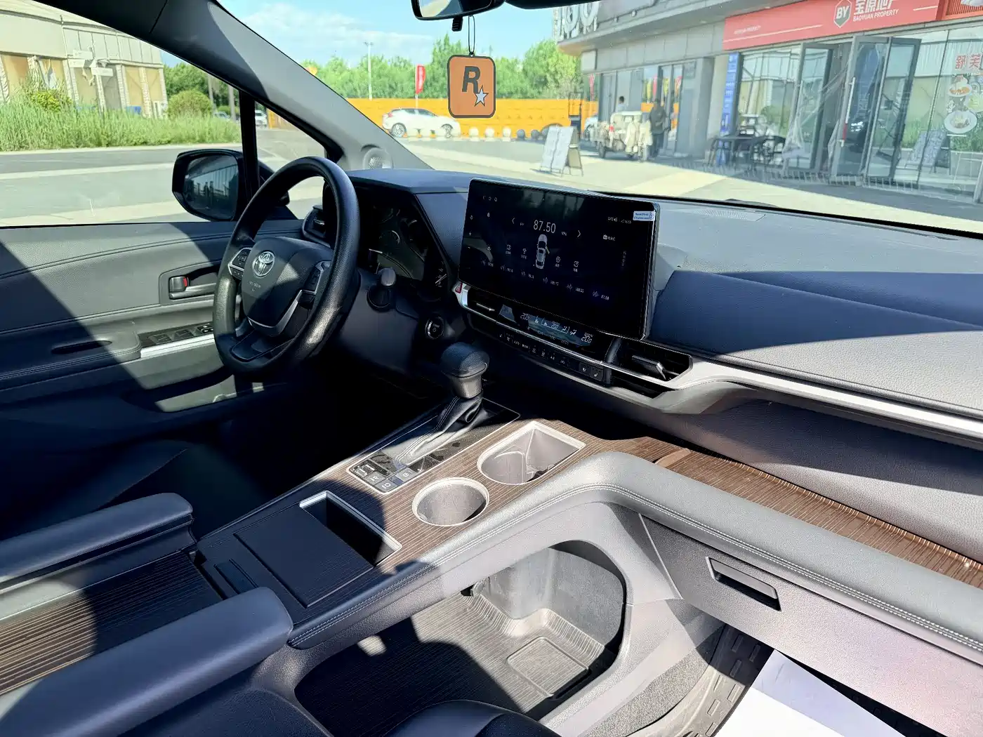 Toyota Granvia 2024 2.5L Hybrid Luxury фото 10