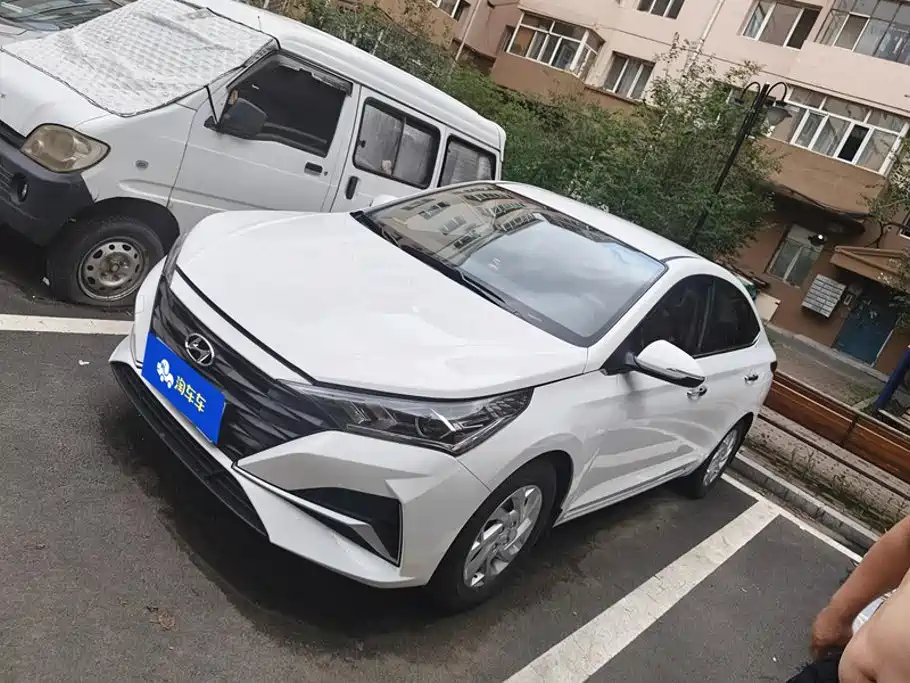 Photo 1 - Hyundai Verna