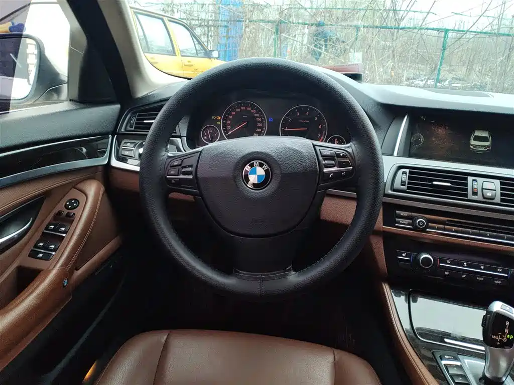 BMW 5 Series 2014 525Li Leading фото 11