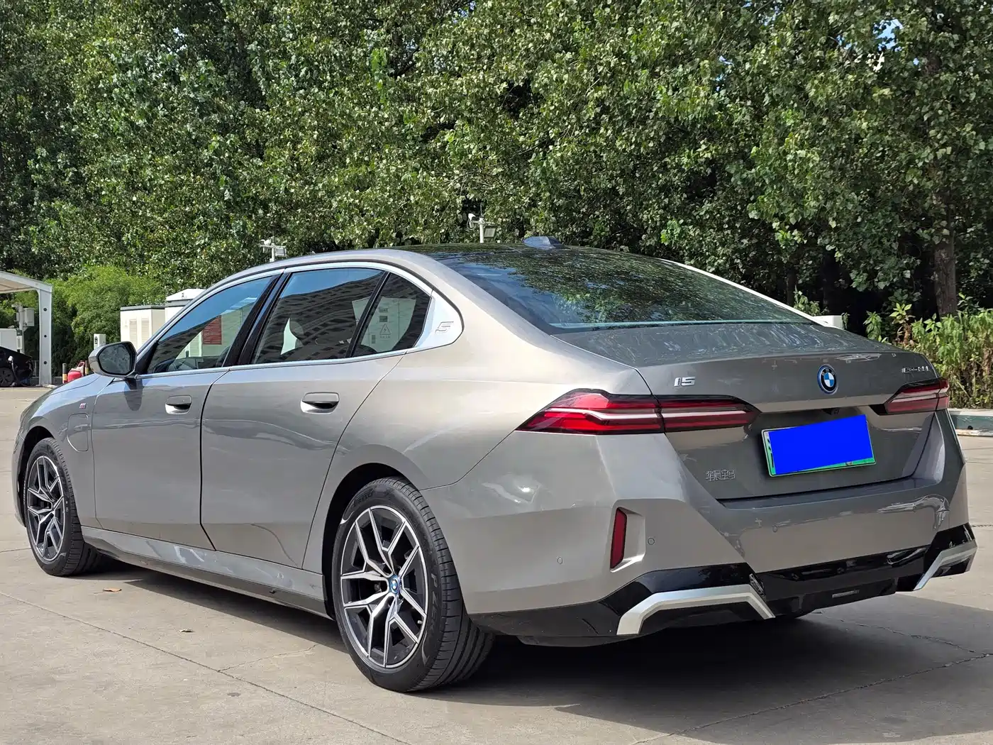 BMW i5 2024 2024 eDrive 35L Premium Model M Sport Package
