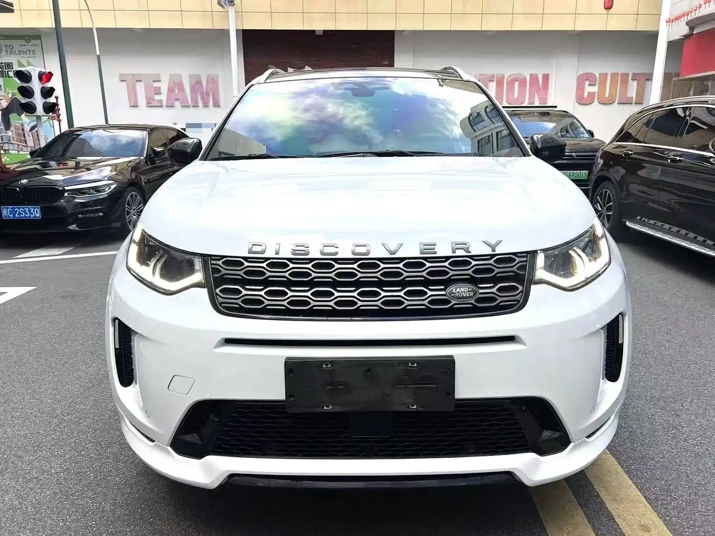 Land Rover Discovery Sport 2022 249PS Metropolis Edition 5-Seater фото 3