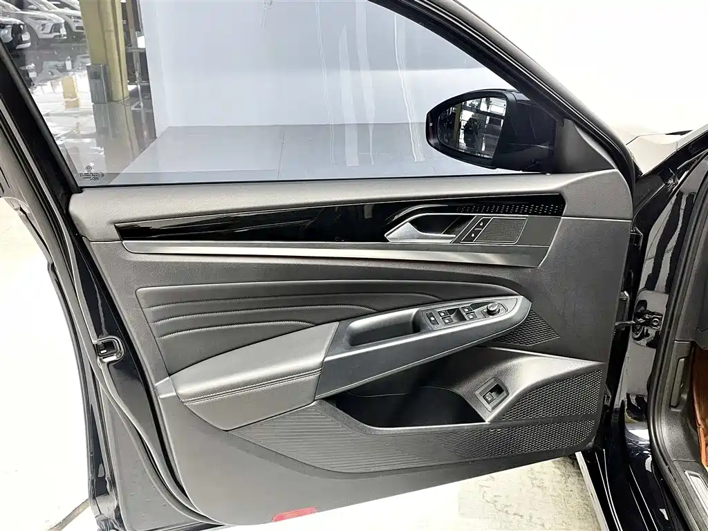 Volkswagen Passat 2023 330TSI Luxury Edition фото 8
