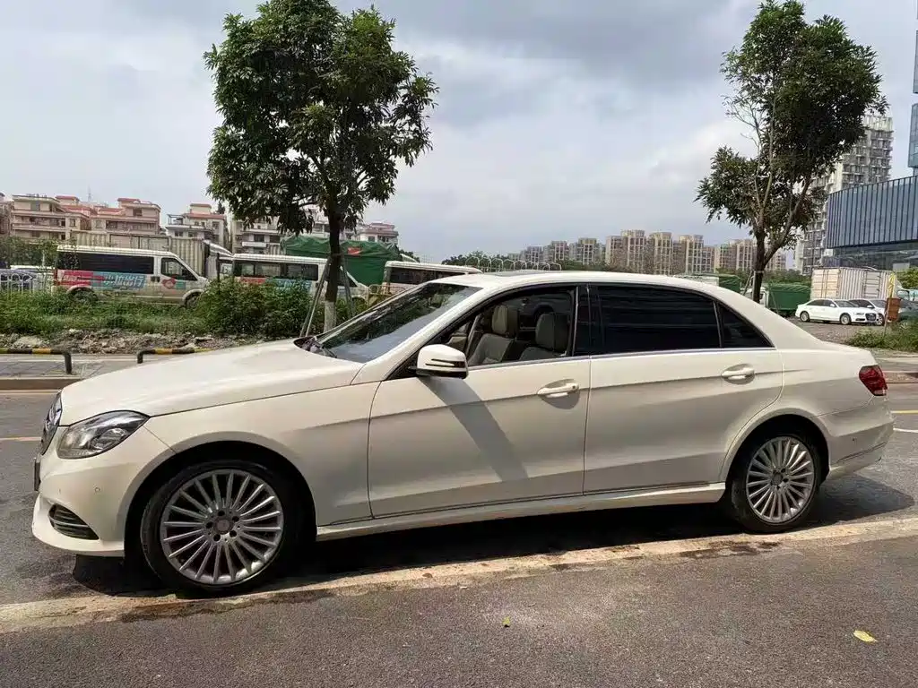 صورة 2 - Mercedes-Benz E-Class
