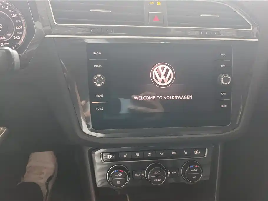 VOLKSWAGEN TIGUAN
