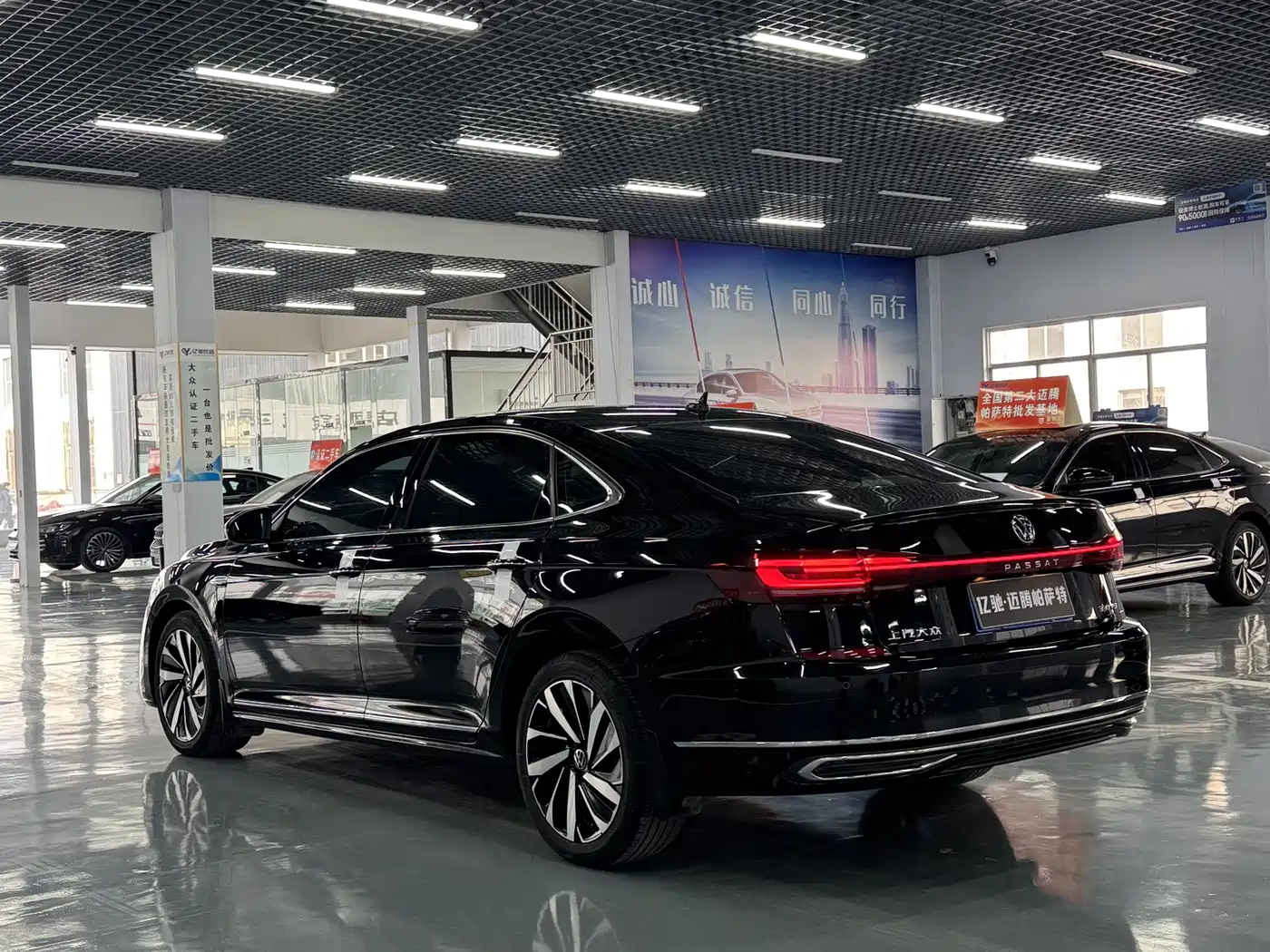 Volkswagen Passat 2022 330TSI Starlight Luxury Edition фото 6