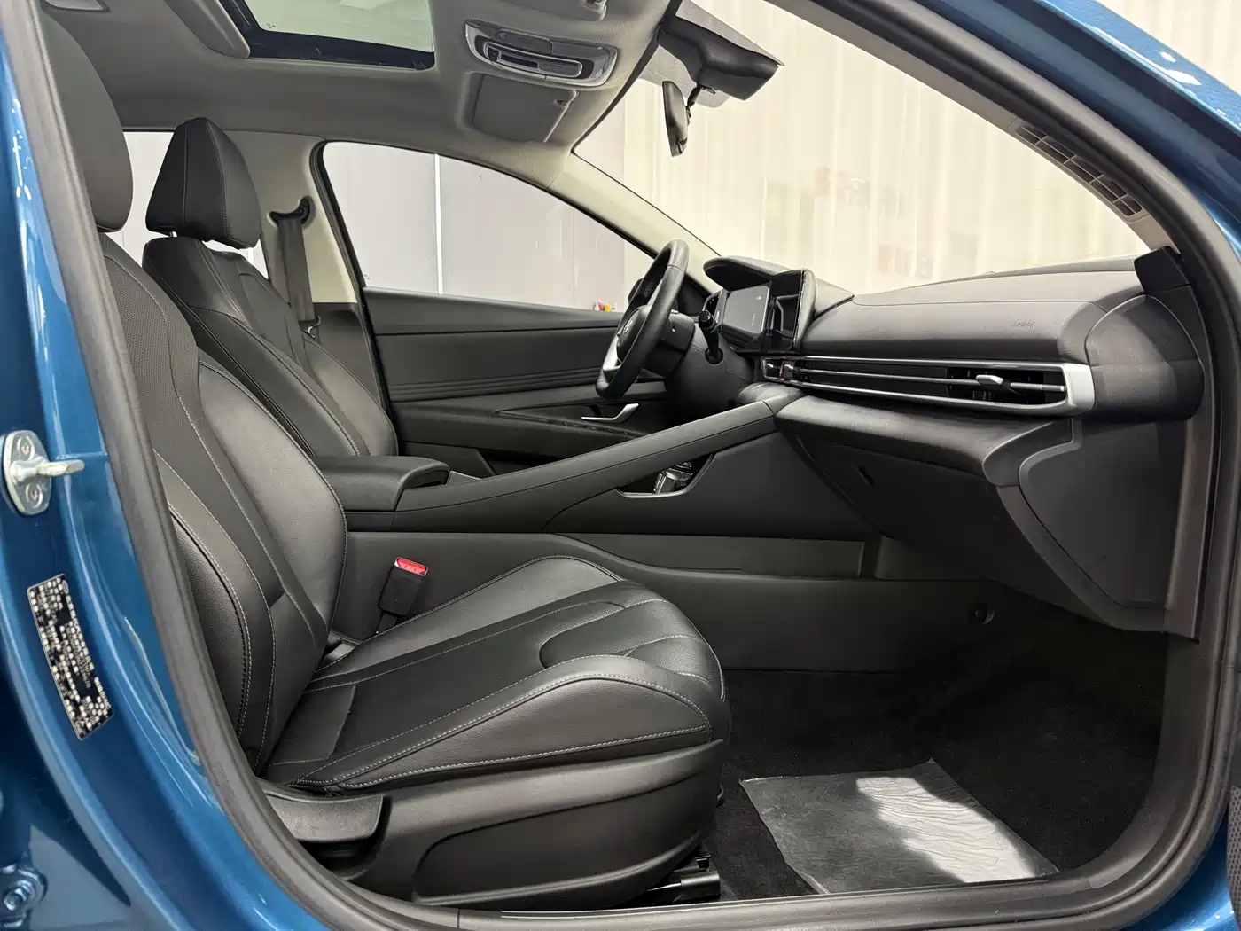 Hyundai Elantra 2022 1.5L CVT LUX Premium Edition фото 8