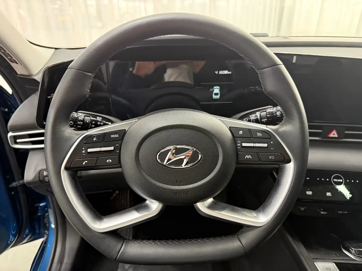 Hyundai Elantra 2022 1.5L CVT LUX Premium Edition фото 13