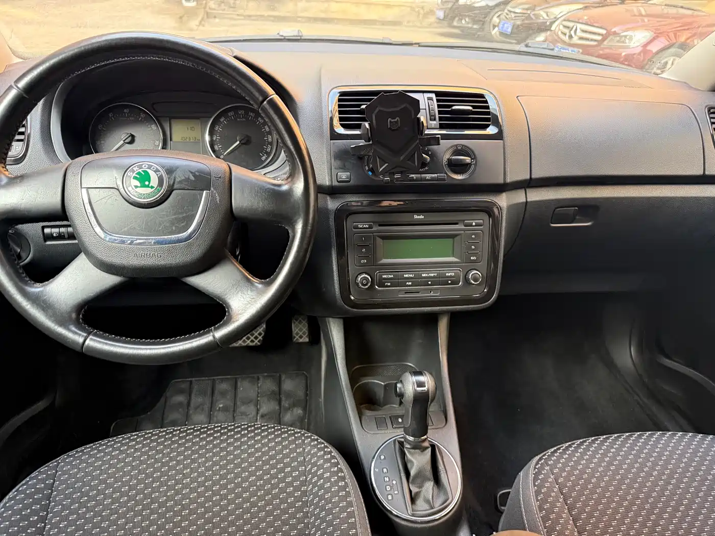 Škoda Fabia 2012 1.6L Automatic Cool Black Edition фото 7