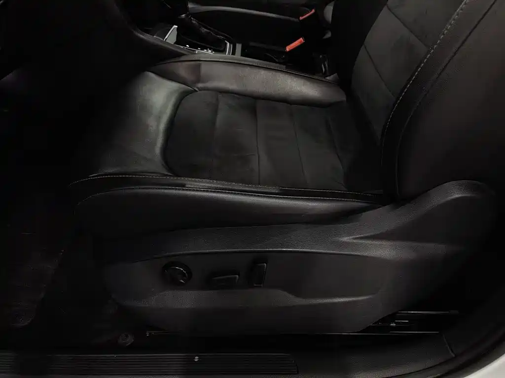 Volkswagen Golf Sportsvan 2018 230TSI Automatic Luxury фото 20