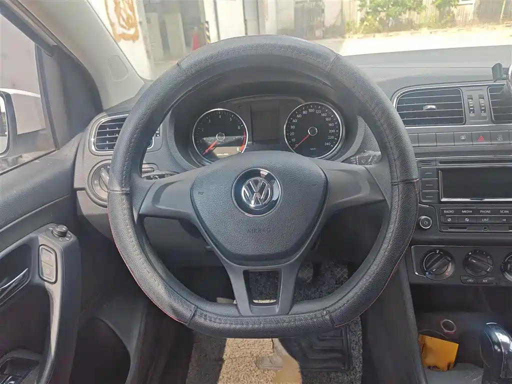 Volkswagen Polo 2014 1.4L Automatic Comfort Edition фото 17