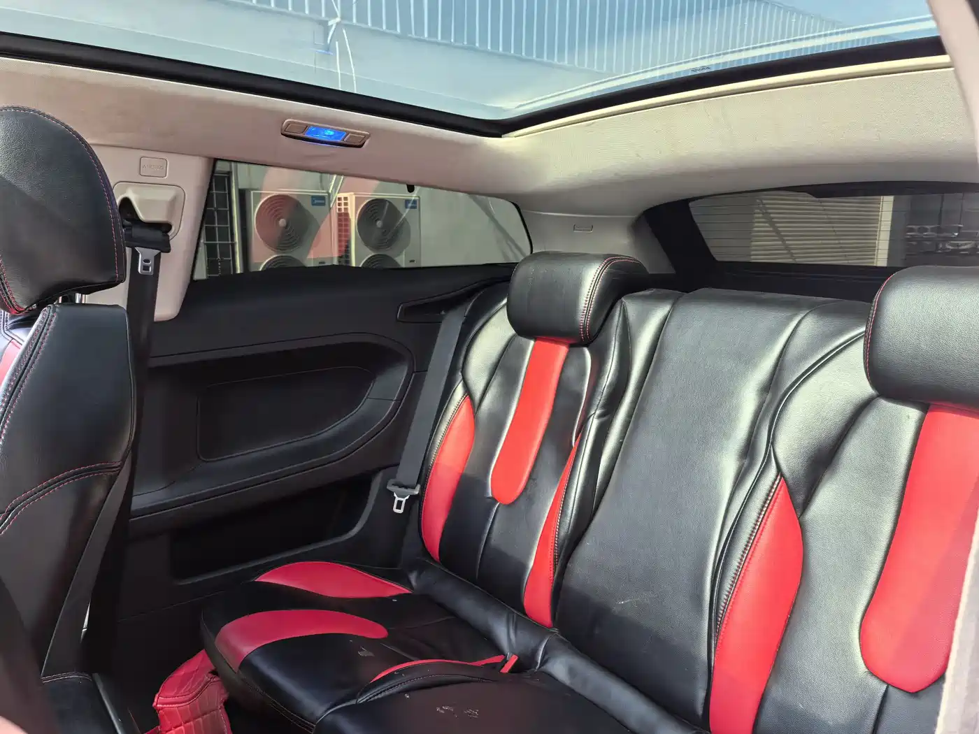 Land Rover Range Rover Evoque (Import) 2012 2.0T 3-door Premium Edition фото 10
