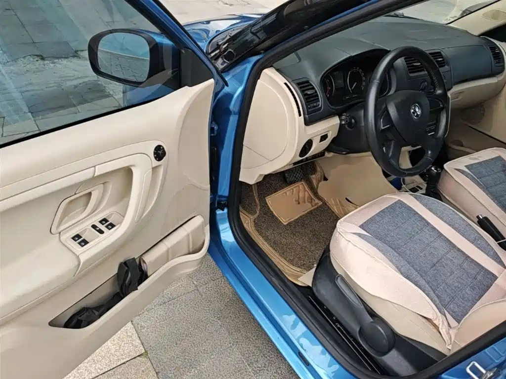 Škoda Fabia 2014 1.4L Automatic Crystal Spirit Edition фото 16