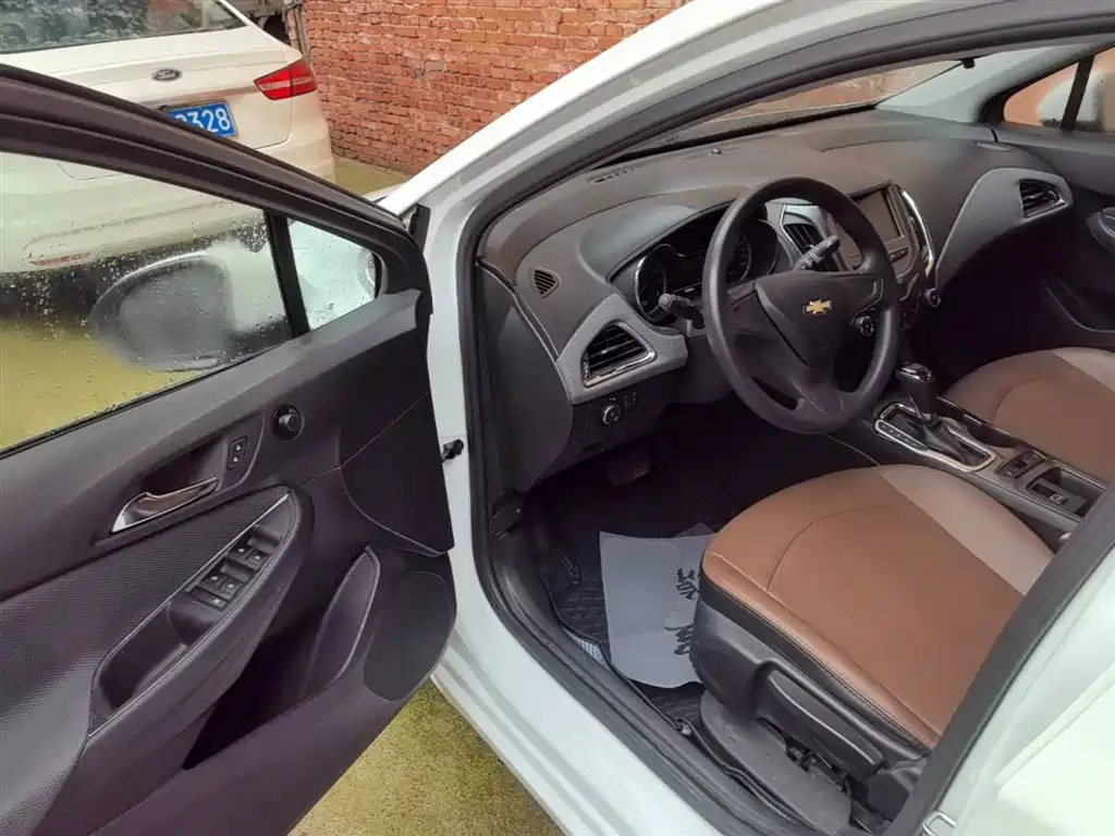 Chevrolet Cruze 2017 1.5L Automatic Pioneer Sunroof фото 16