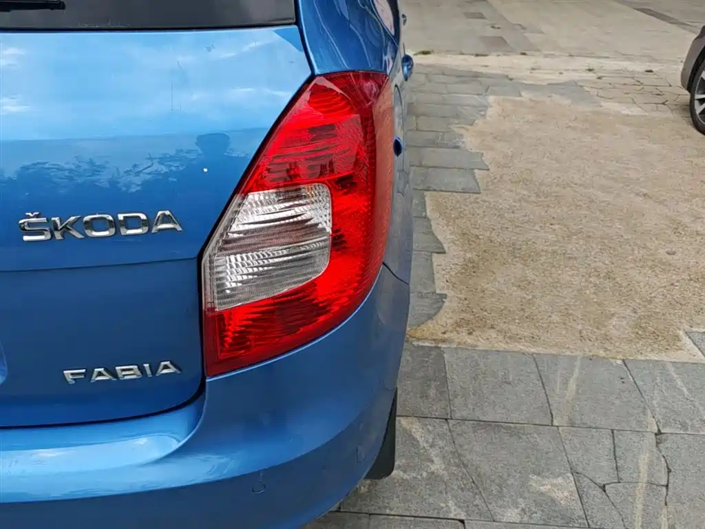 Škoda Fabia 2014 1.4L Automatic Crystal Spirit Edition фото 8